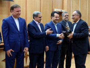 به همت اتاق بازرگانی، صنایع، معادن و کشاورزی و سازمان صنعت معدن و تجارت گیلان ؛ در مراسم گرامیداشت روز ملی صادرات، از 27 صادرکنندگان نمونه استان گیلان تجلیل شد