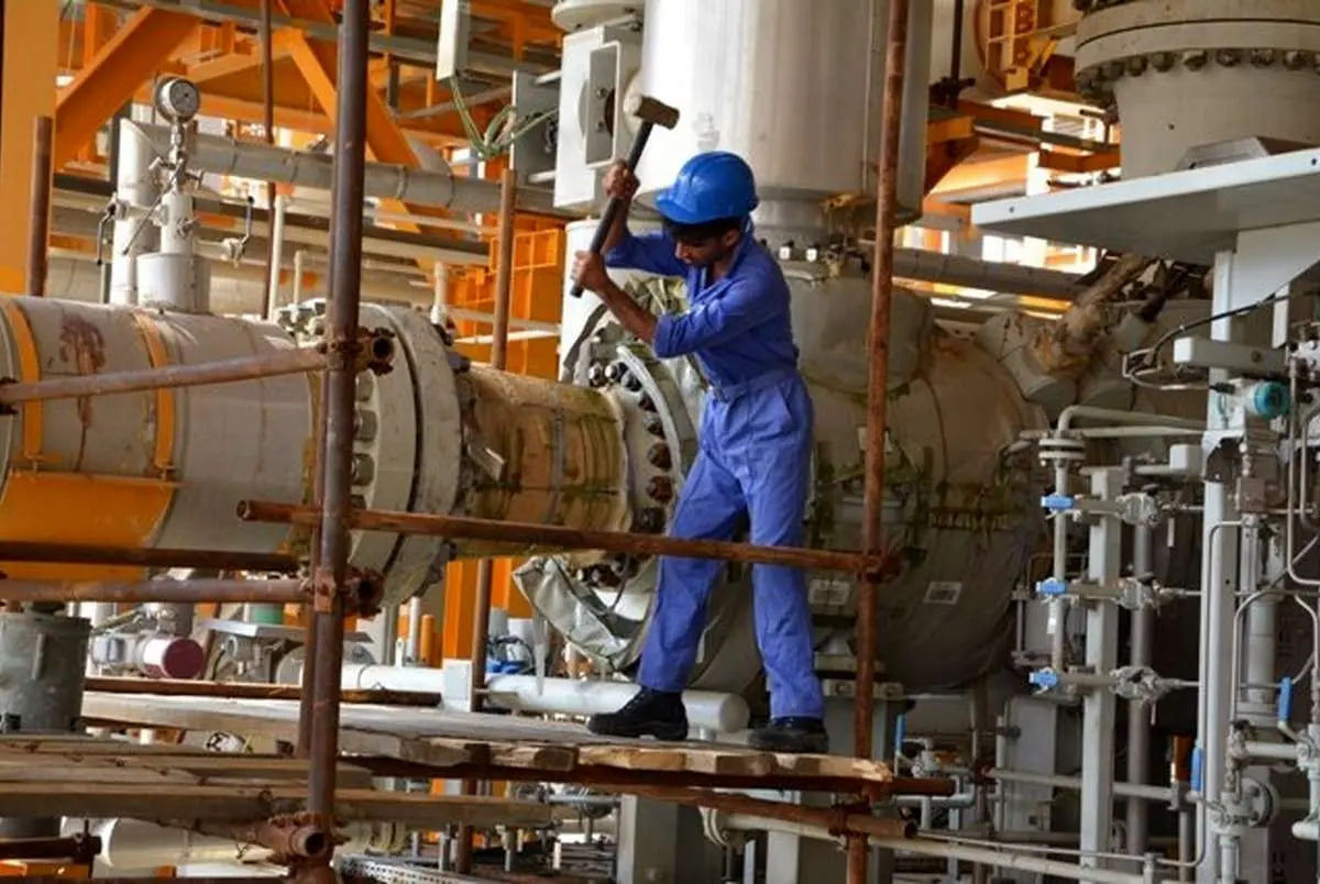 چه عواملی مدیران اقتصادی را به سمت کوچک‌سازی نیروی انسانی سوق می‌دهد؟