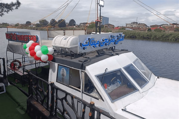 توسعه گردشگری دریایی در بنادر شمالی با بهره‌برداری از شناور تفریحی «مهتاب» در تالاب عینک رشت